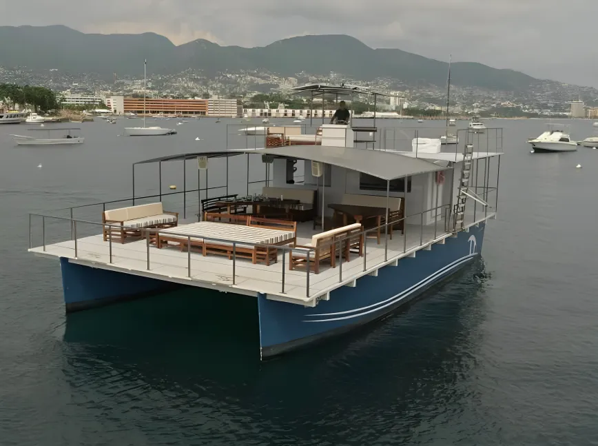 Catamarán Destiny en la bahía de Acapulco